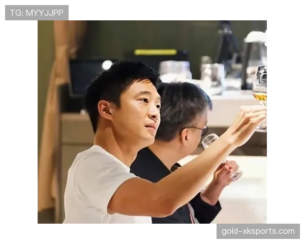 张家齐最新路透,直接震惊——运动衫里透出的豪门感,我这辈子比不过